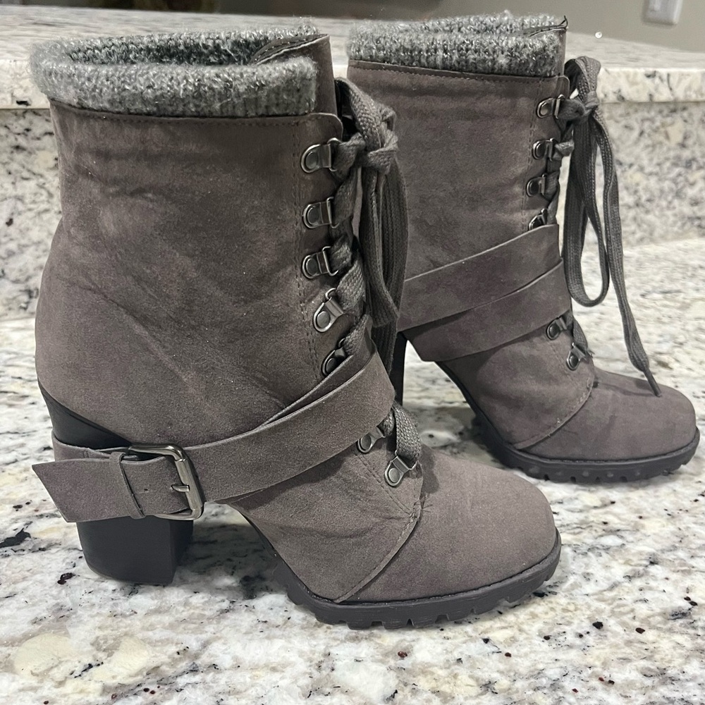 Shoe Dazzle Gray Lace Up Boots with Chunky Heel size 7.5 pre owned